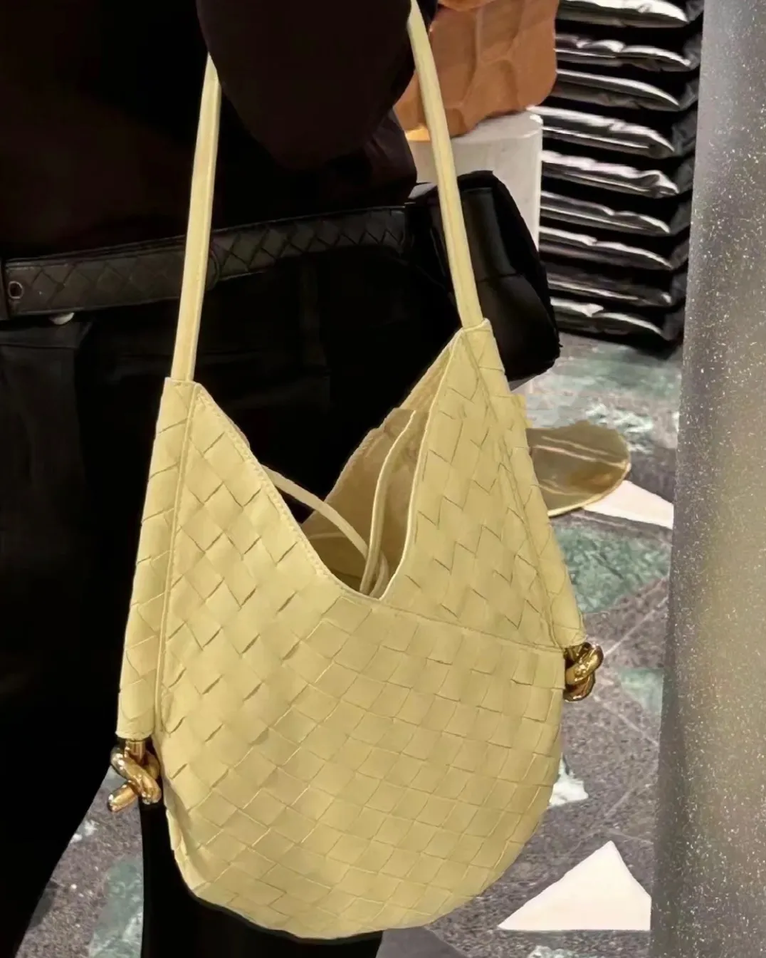 BV’s chick yellow color scheme is particularly perfect! Worthy of being a master of color palettes